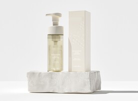 洁面慕斯瓶子+石头场景