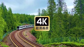 山林间行驶的火车