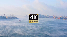 海港海浪中渔船薄雾美景