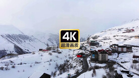 雪山上房屋建筑群美景