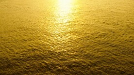 大海金色海面波澜后退方向日出