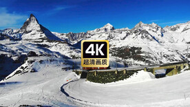 雪山下行驶的观光车