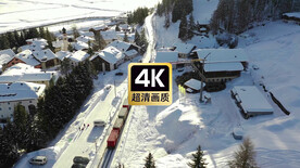  在冬日山间村庄飞驰的列车