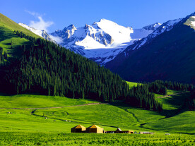 新疆那拉提草原雪山