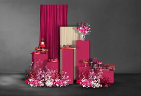 玫红色婚礼迎宾区