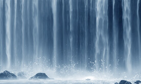 水墨瀑布山水画