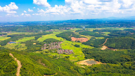 蓝天白云青山村落