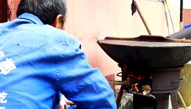 大锅烧火煮粽子