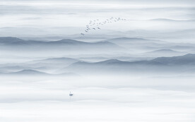 灰色抽象水墨山水画