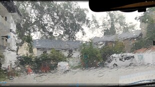 大雨天坐在车里静看车外