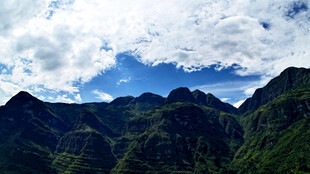青山和蓝天白云