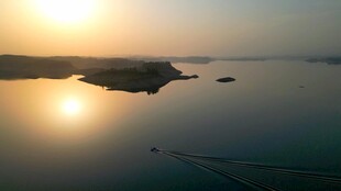丹江口千岛夕阳下的宁静湖面岛屿