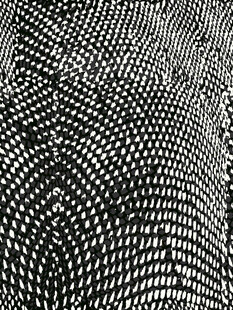 黑白网格纹理布料特写