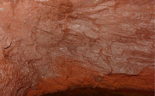 棕红色纹理岩石表面