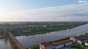 河流天空村庄延时摄影