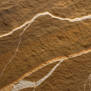 纹理独特的棕色岩石表面