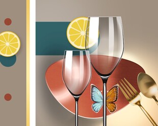 精致酒杯与柠檬装饰摆盘