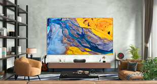 现代客厅中的抽象艺术挂画