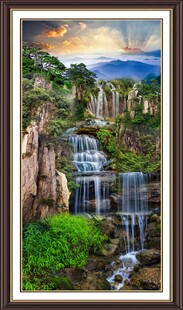 壮丽山间瀑布景观图