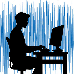 程序员专注电脑前工作