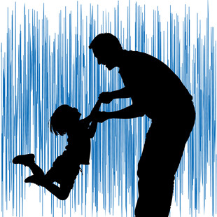 父亲与孩子欢乐互动瞬间