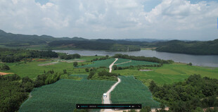 俯瞰翠绿田野与蜿蜒河流