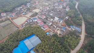 俯瞰多彩村落及周边景观