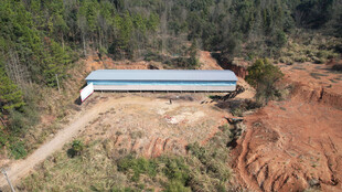 山间蓝顶建筑俯瞰景象