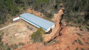 山体滑坡致建筑旁现深沟