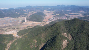 俯瞰山峦与城市景观