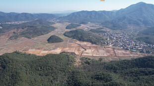 俯瞰山间村落与开阔地貌