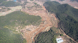 航拍山地间的施工场景