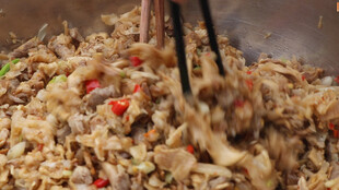 美味炒饭正在翻炒中