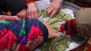 众人一起动手包饺子场景