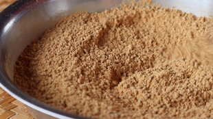 一碗细腻的棕色粉末