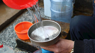 手捧容器接水瞬间