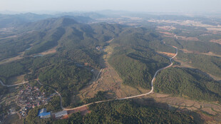 俯瞰连绵起伏的壮丽山峦