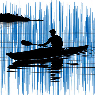 单人泛舟于波光粼粼湖面