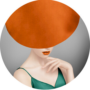 橙色大帽下的时尚女性