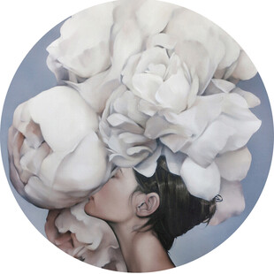 头戴蓬松织物的人物形象