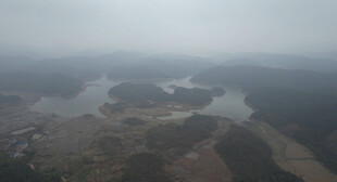 雾中俯瞰水域与陆地景观