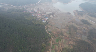 俯瞰山间村落与开阔水域