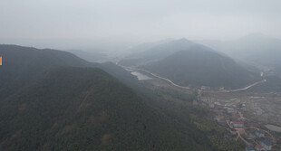 雾中群山俯瞰图