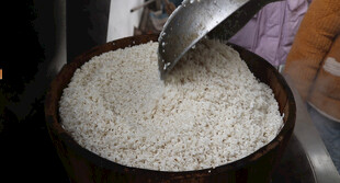 大米倾倒进容器瞬间