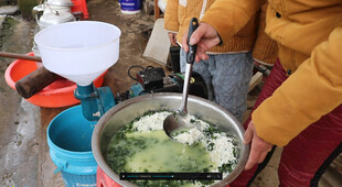 户外大锅烹饪美味食物