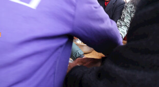 紫色衣物局部细节特写