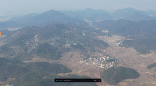 俯瞰连绵山峦与山间景致