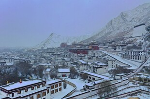 雪覆城镇与山峦美景