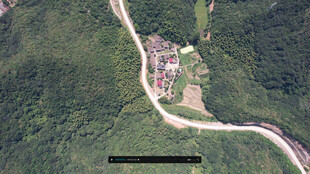 山间蜿蜒公路与村落