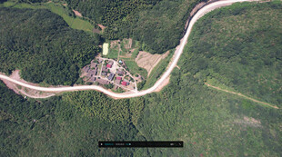 山间蜿蜒村落航拍景象